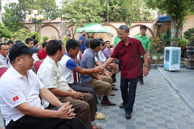 Chủ tịch HĐQT bắt tay từng nhà phân phối, đại diện bán hàng Tiến Nông tại Hưng Yên