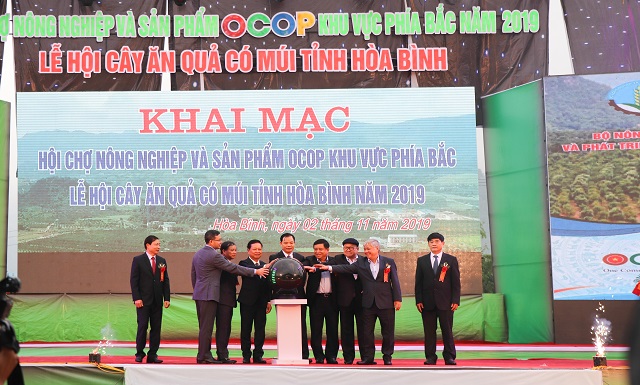 Cắt băng khai mạc