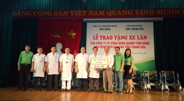 Tiến Nông trao tặng xe lăn cho Bệnh viện Đa khoa tỉnh