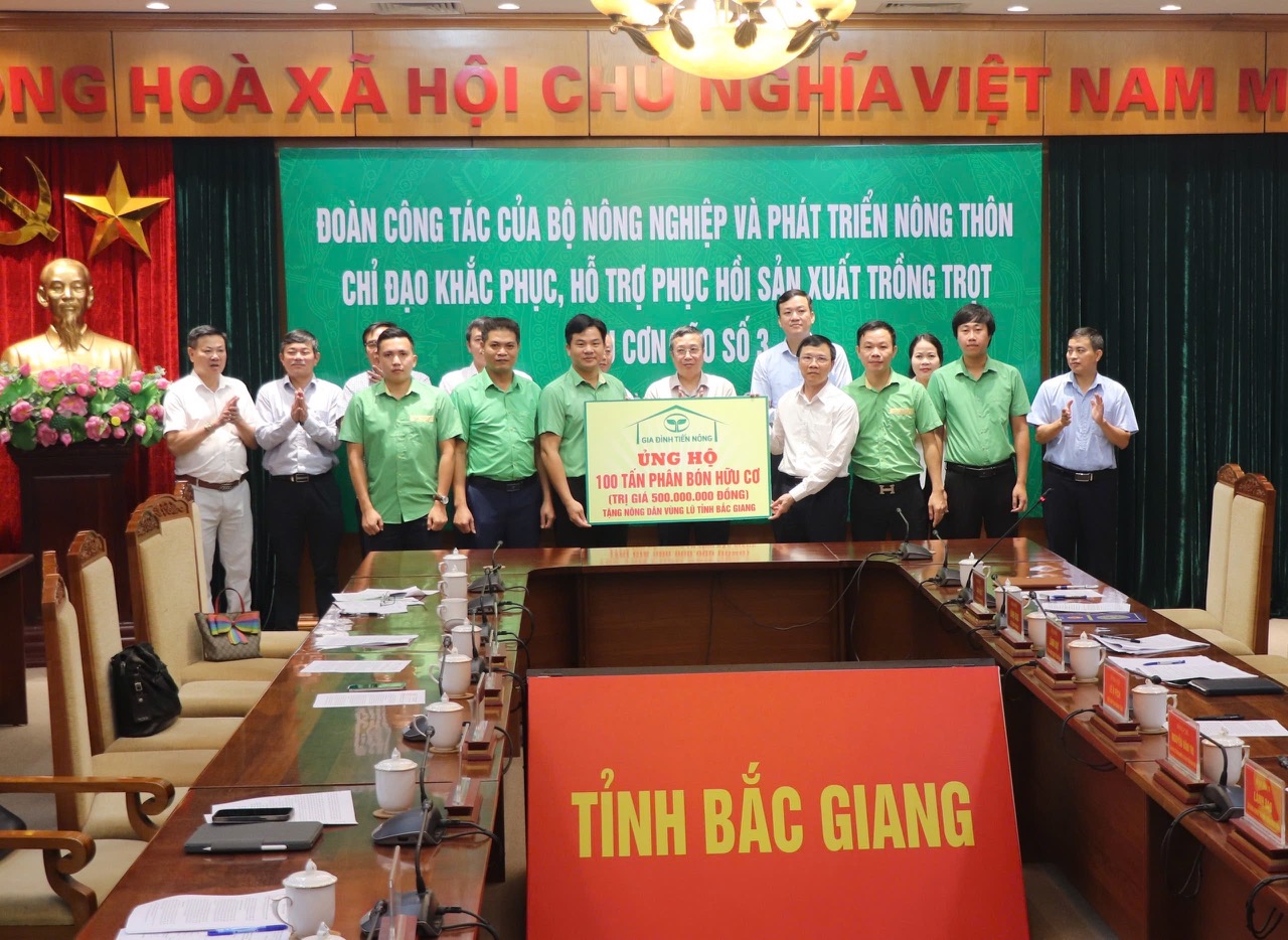 Công ty Tiến Nông trao tặng hơn 100 tấn phân bón Hữu cơ sinh học – humic Tiến Nông giúp nông dân Bắc Giang tái sản xuất sau lũ lụt